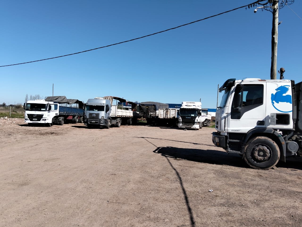 Predio de A-L Cargas con camiones estacionados