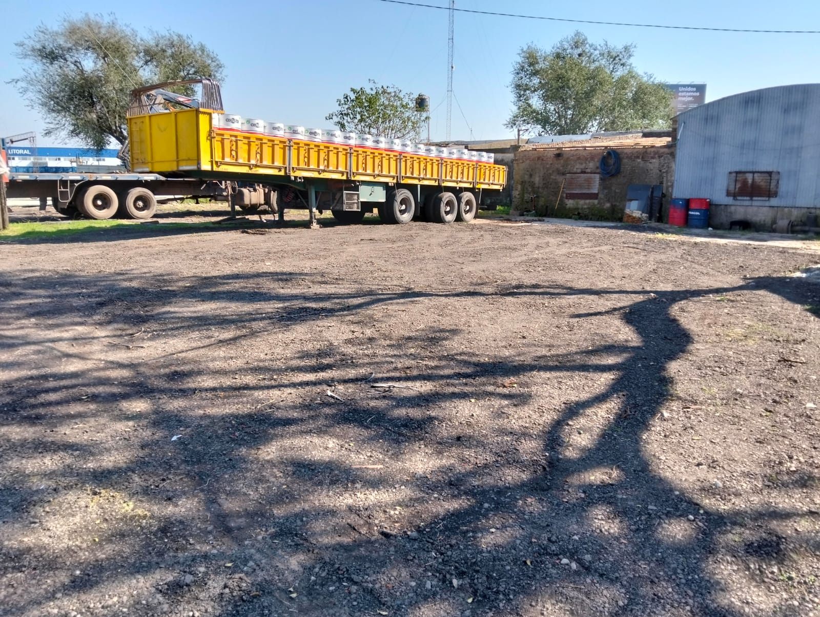 Predio amplio de A-L Cargas con espacio para camiones